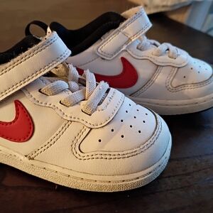 Nike White and Red Kids Sneakers with Hook-and-Loop Strap